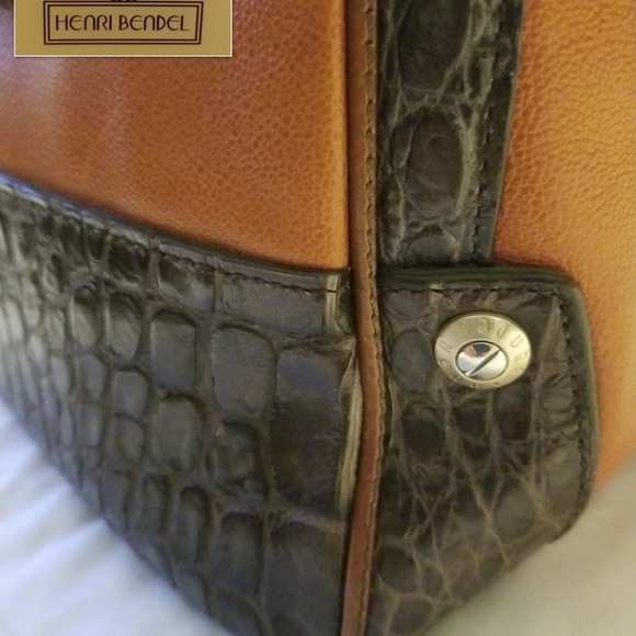 Henri Bendel barrel style bag - Picture 5 of 7